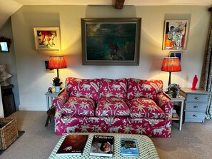 TV - Cottage in Basingstoke (Oakley)