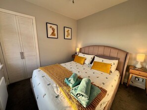 1 bedroom, internet, bed sheets - Bright, first floor, one bedroom flat in Wimborne. (Wimborne Minster)