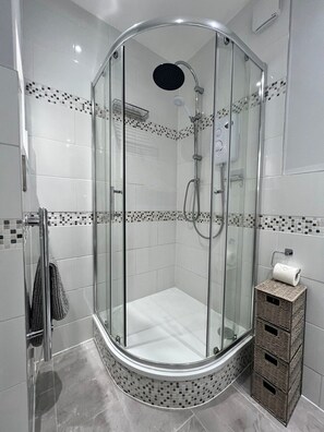 Hair dryer, towels - Bright, first floor, one bedroom flat in Wimborne. (Wimborne Minster)