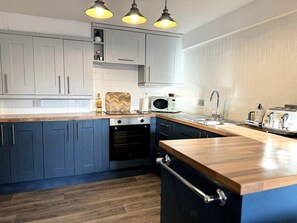 冷蔵庫、電子レンジ、オーブン、コンロ