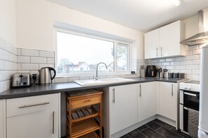 Fridge, microwave, oven, stovetop - Central Flat, Off-Road Parking (Shirley)