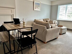 TV - Entire Cosy Flat in Radlett (Hertfordshire)
