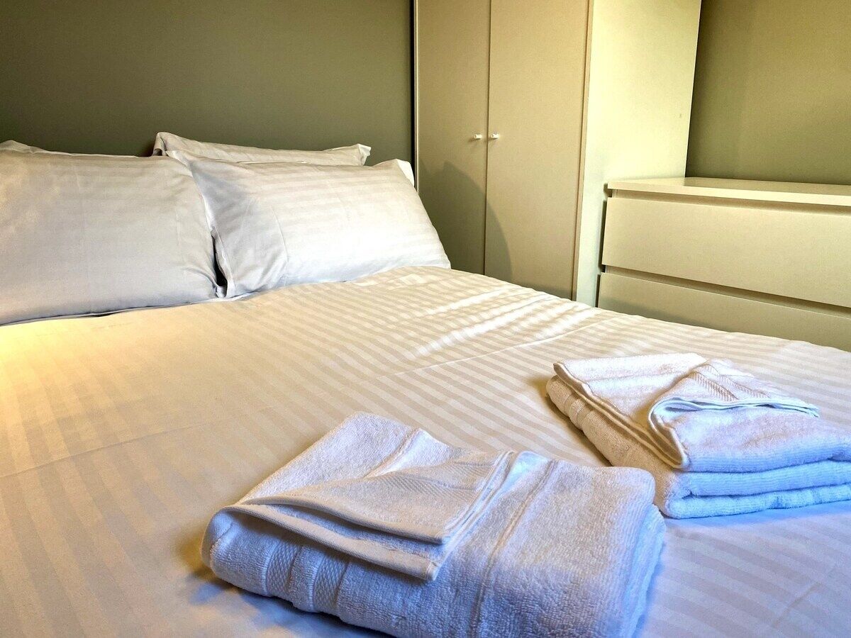 5 bedrooms, iron/ironing board, internet