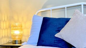 6 bedrooms, iron/ironing board, internet, bed sheets