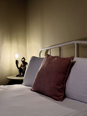 6 bedrooms, iron/ironing board, internet, bed sheets