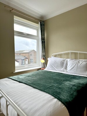 6 bedrooms, iron/ironing board, Internet, bed sheets - Boho Modern Entire House in Southampton (Southampton)