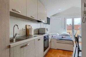 Kühlschrank, Mikrowelle, Ofen, Herdplatte