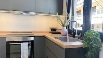 Fridge, oven, stovetop, coffee/tea maker