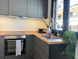 Frigorífico, horno, placa de cocina y cafetera o tetera