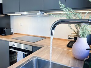 Réfrigérateur, un four, surface de cuisson, cafetière-théière