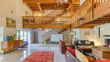 Televisión y chimenea