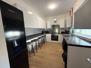 Een microgolfoven, een oven, een kookplaat, een broodrooster