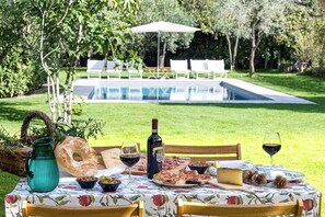 Outdoor dining - Villa Lilla Bellagio | Luxury Pool & Wine with Lake View (Bellagio)