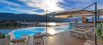 Charming 4-bedroom villa with infinity pool, with best view of fabulous Poros