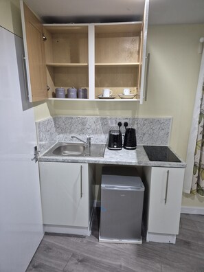 Stovetop, electric kettle - Cosy, Spacious 1 bedroom self contain unit with toilet and bath (Milton Keynes)