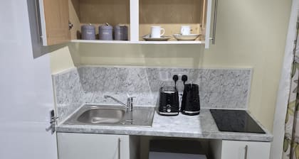 Cosy, Spacious 1 bedroom self contain unit with toilet and bath