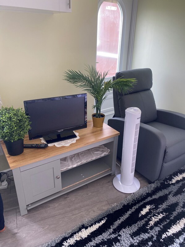 Living area - Cosy, Spacious 1 bedroom self contain unit with toilet and bath (Milton Keynes)