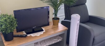 Cosy, Spacious 1 bedroom self contain unit with toilet and bath