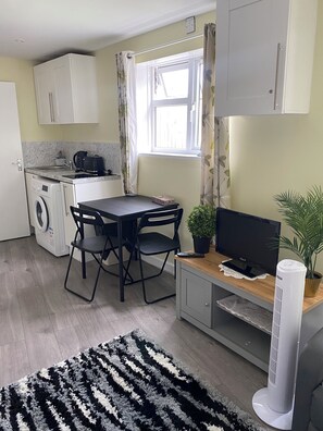 Dining - Cosy, Spacious 1 bedroom self contain unit with toilet and bath (Milton Keynes)