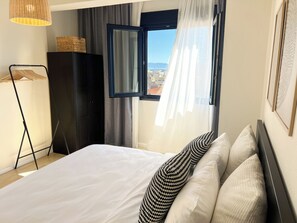 4 dormitorios, escritorio, tabla de planchar con plancha y cuna de viaje