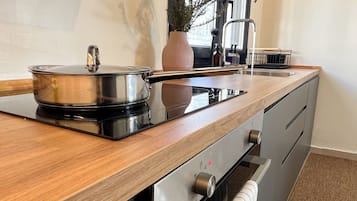 Geladeira, fogão, cooktop, lava-louças