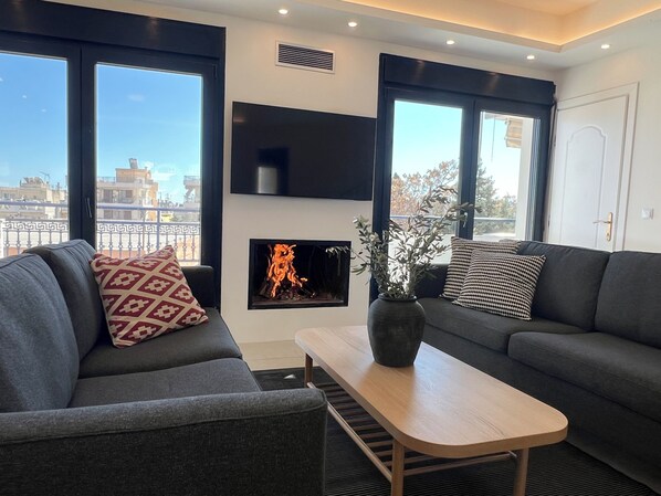 Una Smart TV, una chimenea