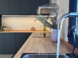 Frigorífico, horno, placa de cocina y lavavajillas