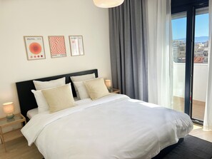 4 habitaciones, escritorio y tabla de planchar con plancha 