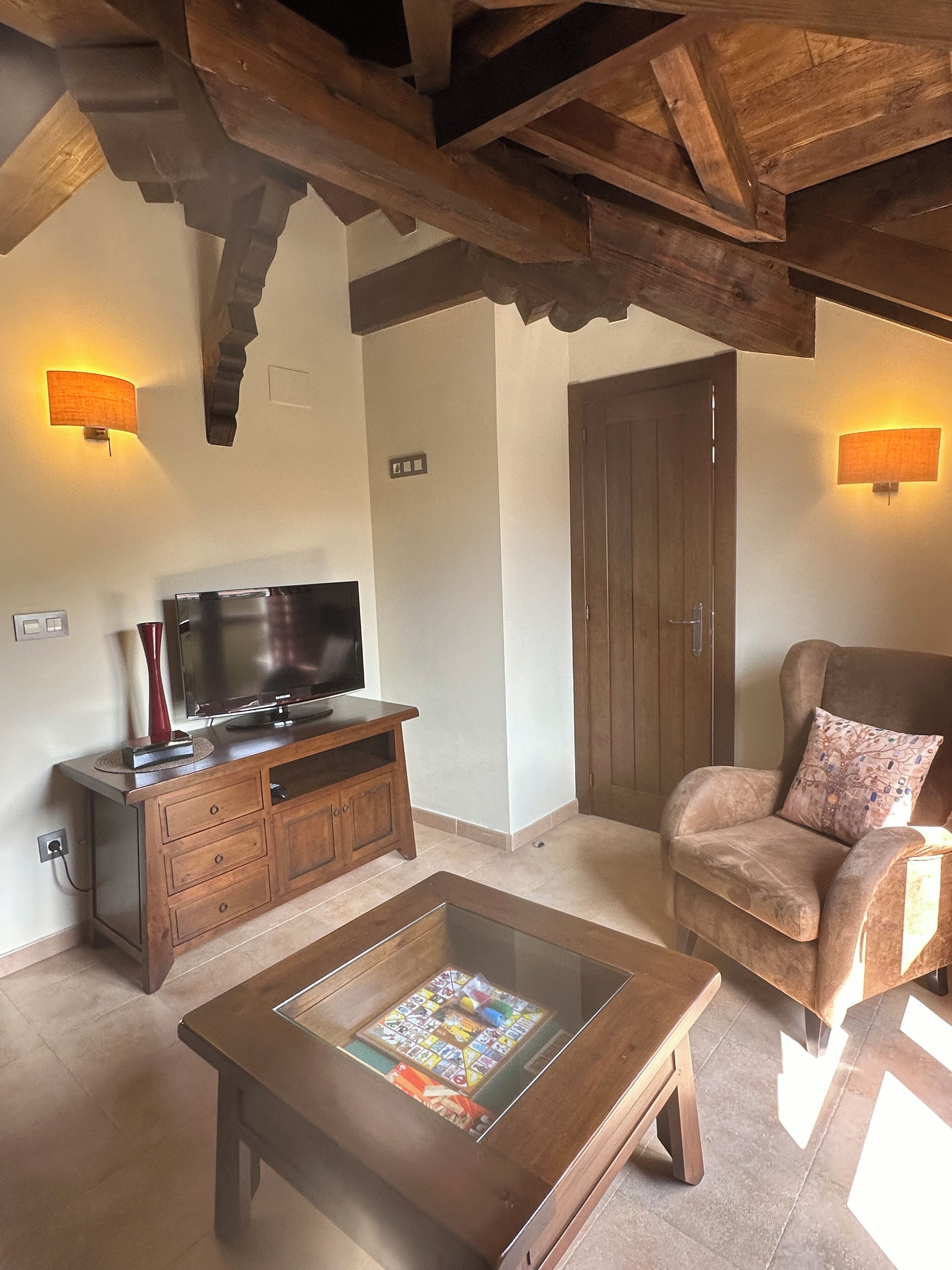 Comfort suite, balkon, uitzicht op bergen | Woonruimte | Een televisie