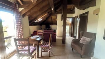 Familie suite, balkon, uitzicht op bergen | Bedden met traagschuimmatras, een bureau, een laptopwerkplek
