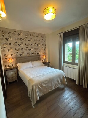 أسرّة بإسفنج يتكيف مع شكل الجسم ومكتب ومساحة عمل للكمبيوتر المحمول