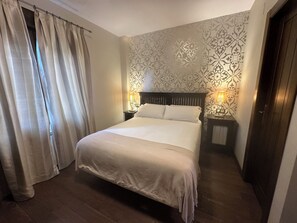 أسرّة بإسفنج يتكيف مع شكل الجسم ومكتب ومساحة عمل للكمبيوتر المحمول