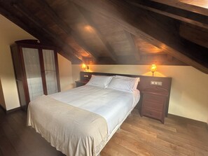 Familien-Suite, Balkon, Bergblick | Betten mit Memory-Foam-Matratzen, Schreibtisch