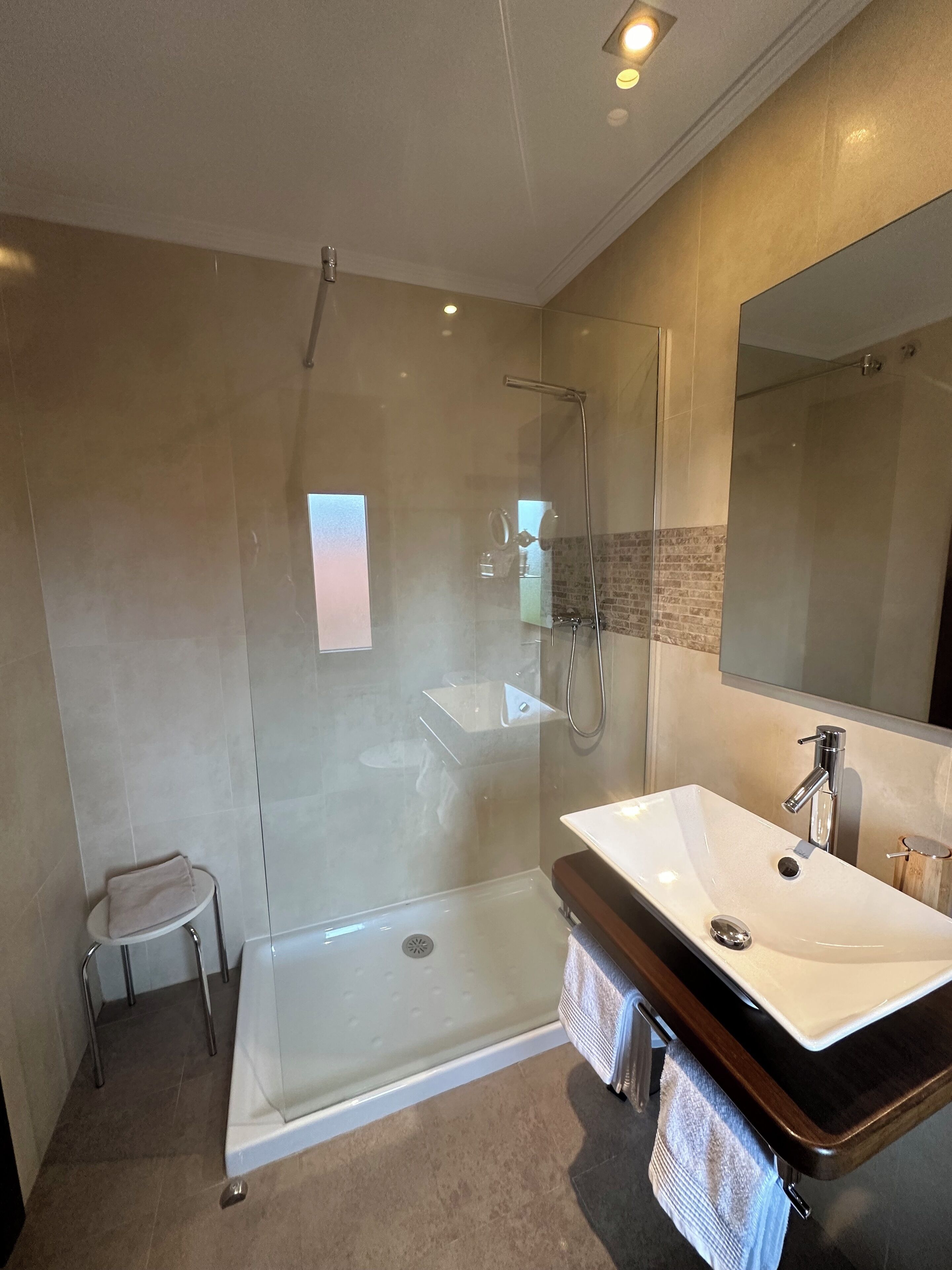 Comfort tweepersoonskamer | Badkamer | Een haardroger, handdoeken, zeep, shampoo