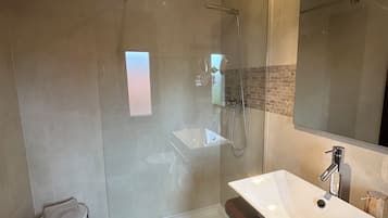 Comfort tweepersoonskamer | Badkamer | Een haardroger, handdoeken, zeep, shampoo