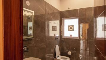 Serviettes fournies, savon, papier toilette