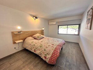 2 bedrooms, iron/ironing board, WiFi