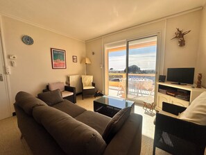 TV, books - Le Reflet des mers - P3 première ligne vue mer et parking (Le Grau-du-Roi)