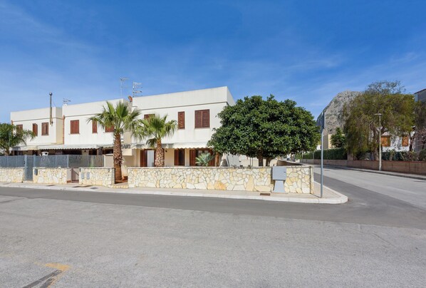 Vista frontal de la propiedad