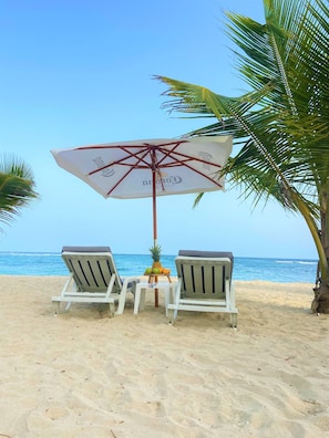 En la playa, arena blanca