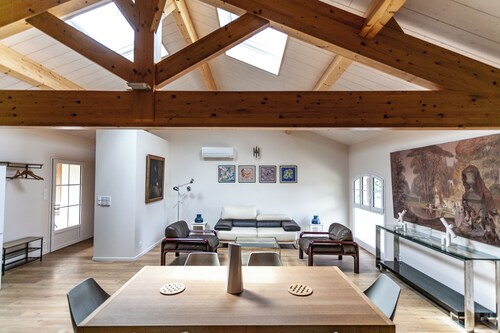 Large house for 12 in the forest bordering a lake
