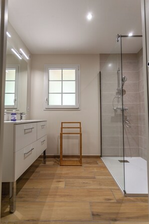 Douche, sèche-cheveux, serviettes fournies, savon