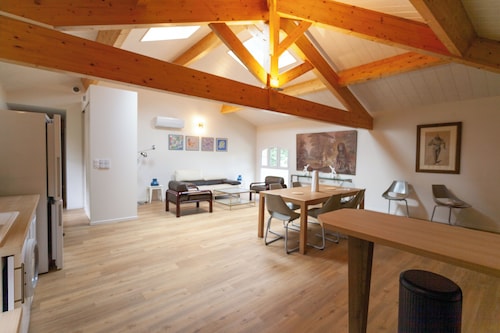 Grande maison de 2 appartements dans domaine forestier au bord du lac