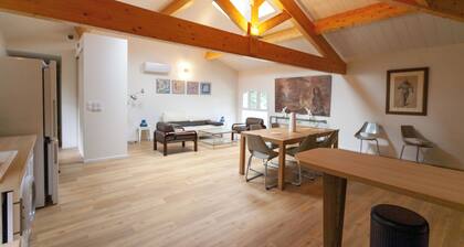 Large house for 12 in the forest bordering a lake