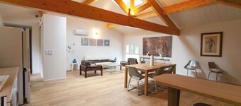 Amplia casa para 12 en el bosque bordeando un lago