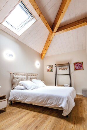 5 bedrooms, iron/ironing board, travel crib, WiFi