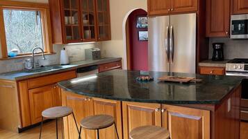 Microondas, horno, parrilla de estufa y lavavajillas