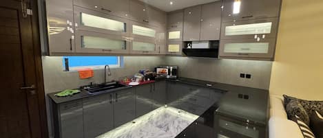 Frigorifero, microonde, forno, piano cottura