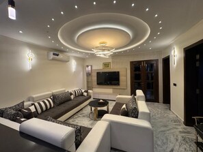 Smart TV, fireplace