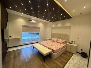4 bedrooms, desk, iron/ironing board, free WiFi